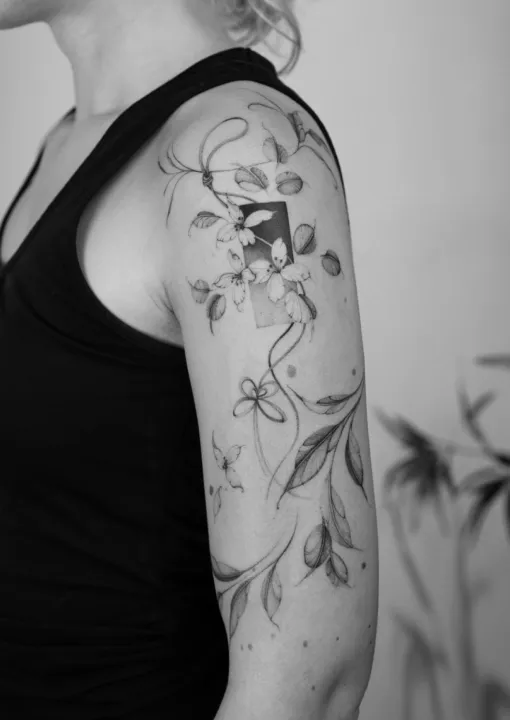 Floral tattoo by Nilou Tattoo artist from Hamburg